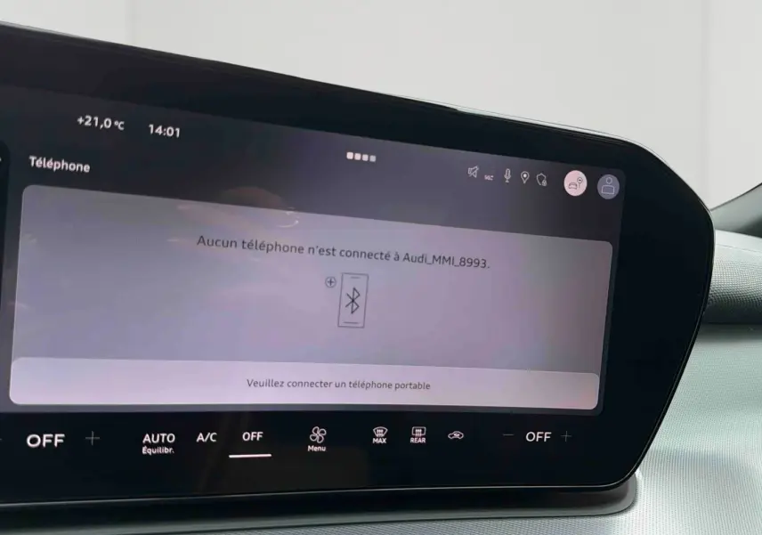 Écran tactile central de l’Audi Q3 Sportback 2026 affichant la connexion Bluetooth, intérieur gris clair.