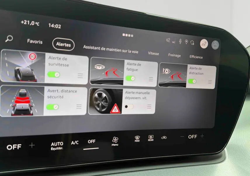 Écran tactile intérieur affichant les alertes d’assistance à la conduite sur Audi Q3 Sportback gris, vue de près.