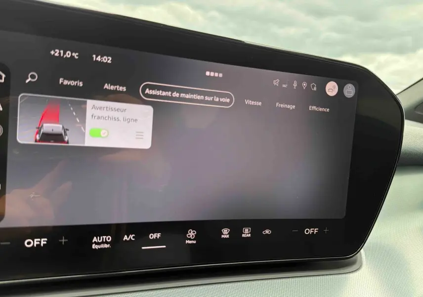 Écran tactile intérieur affichant l'assistant de maintien de voie dans l'Audi Q3 Sportback gris, vue de face.