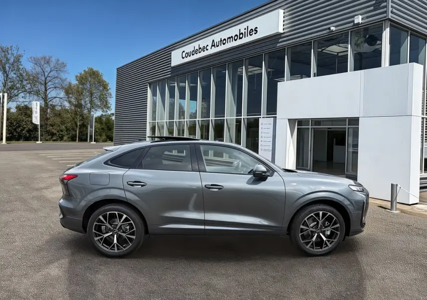 Audi Q3 Sportback gris vue de profil côté gauche, avec jantes noires et toit ouvrant panoramique visible.