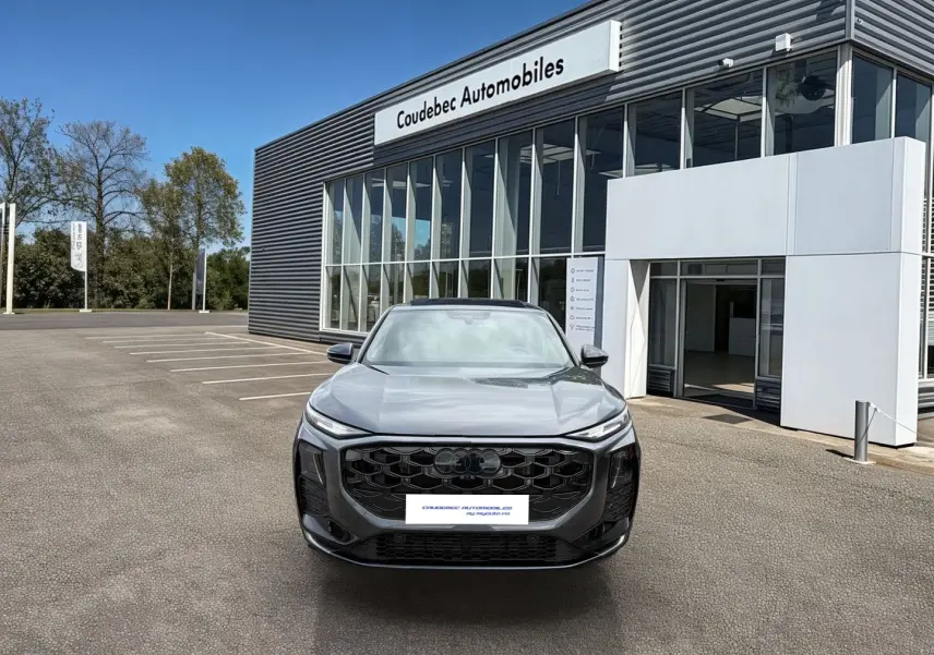 Audi Q3 Sportback gris vue de face, mettant en valeur sa calandre noire et son toit ouvrant panoramique.