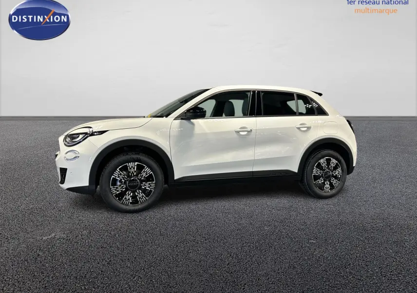 Profil droit d'une Fiat 600 blanche 2026 avec jantes alliage noires et coques de rétroviseurs noirs brillants.