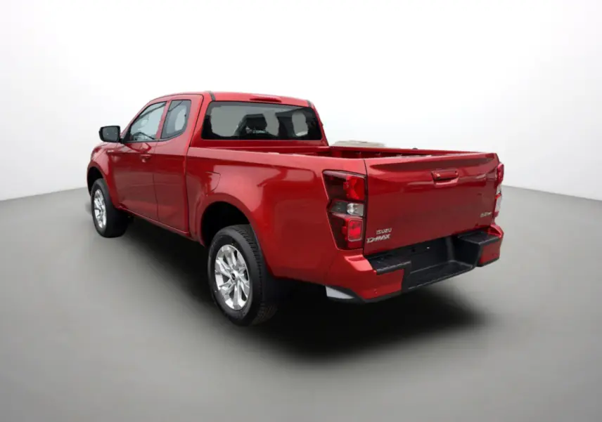 Vue 3/4 arrière droite d'un Isuzu D-MAX 2026 orange Namibu avec benne ouverte et jantes alu 18 pouces.