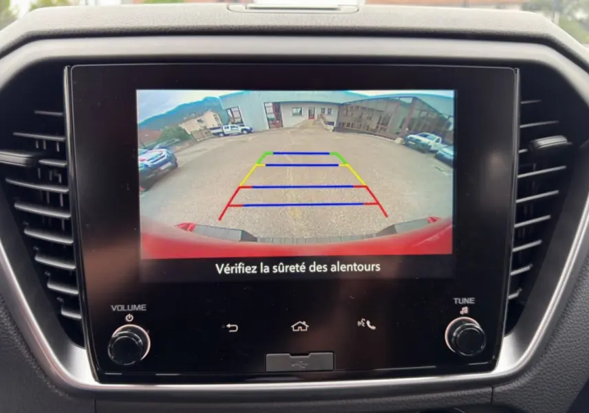 Écran tactile intérieur montrant la caméra de recul du pick-up Isuzu D-MAX orange Namibu, vue arrière avec repères colorés.