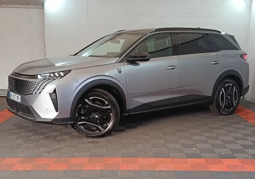Peugeot 5008 gris clair vue de profil côté gauche, avec jantes noires et toit noir contrastant.