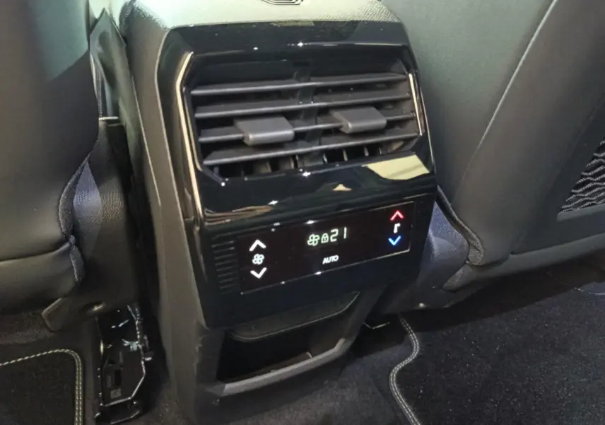 Vue rapprochée de la commande de climatisation arrière tactile du Peugeot 5008 gris clair, avec affichage digital à 21°C.