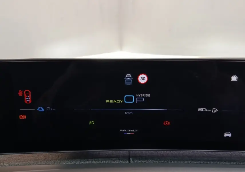 Affichage numérique multifonctions du tableau de bord Peugeot 5008 hybride rechargeable, avec indications de vitesse et alertes.