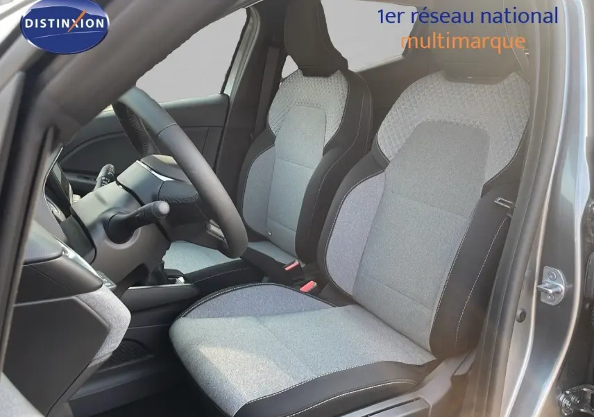 Vue intérieure côté conducteur de la Renault Clio 2025 gris schiste métal avec sièges tissu gris et noir détaillés.