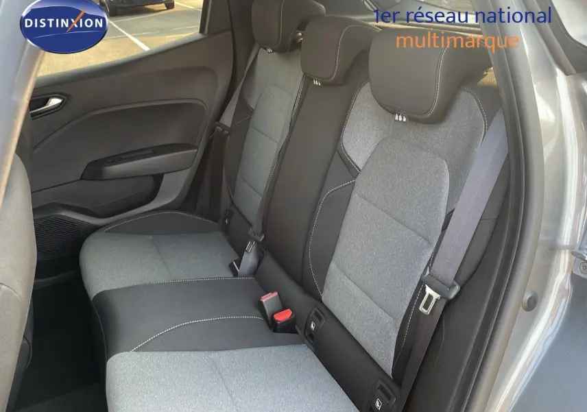 Vue intérieure sur les sièges arrière gris clair et noir de la Renault Clio 1.5 DCI 100CH Evolution 2025, porte ouverte côté droit.