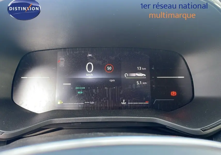 Tableau de bord numérique de Renault Clio 1.5 dCi 100ch Evolution, affichant vitesse, autonomie et alertes.