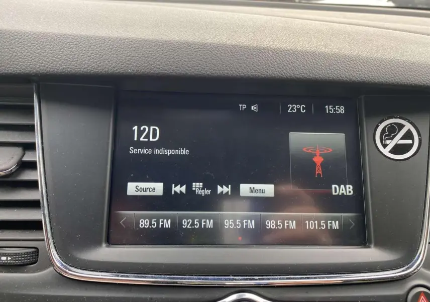 Écran tactile multimédia 7 pouces de l'Opel Astra 2021 affichant les stations radio DAB et FM, avec panneau noir et chrome.