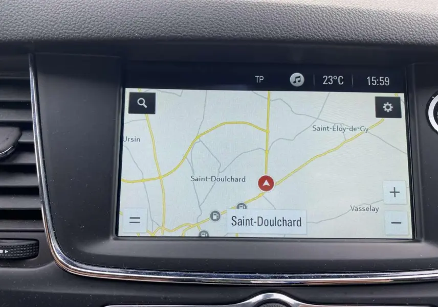 Écran tactile 7 pouces du système GPS de l'Opel Astra Sovereign Silver, affichant la carte de Saint-Doulchard.