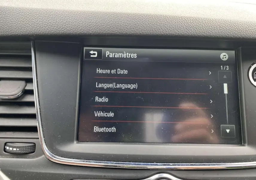 Vue rapprochée de l'écran tactile 7 pouces du système multimédia de l'Opel Astra 2021, affichant le menu paramètres.