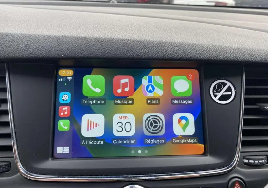 Écran tactile multimédia 7 pouces d'une Opel Astra 2021 affichant Apple CarPlay avec applications de navigation et communication.