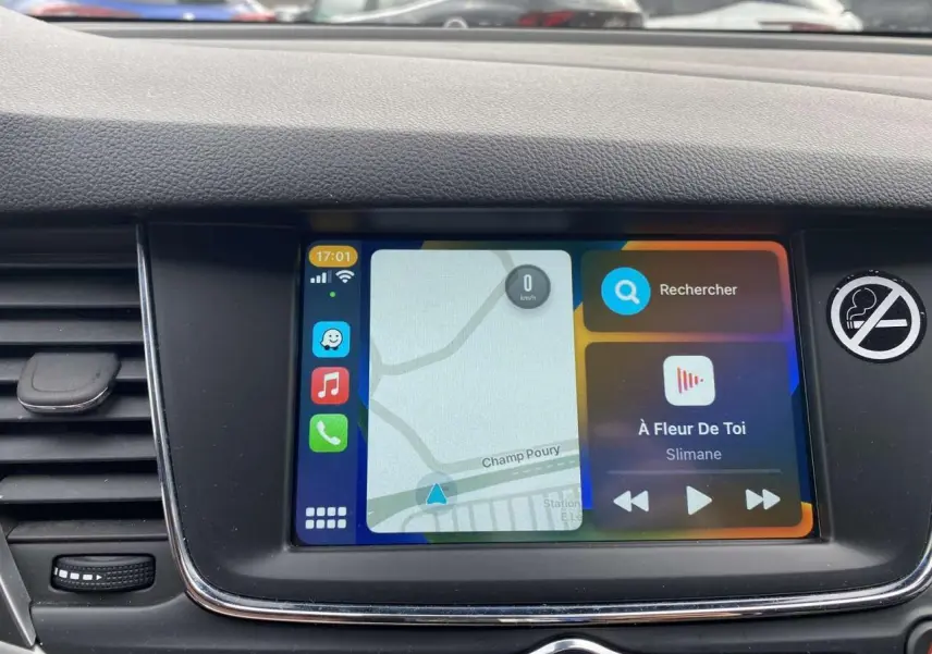 Écran tactile 7 pouces du système multimédia de l'Opel Astra Edition 2021 affichant navigation et musique