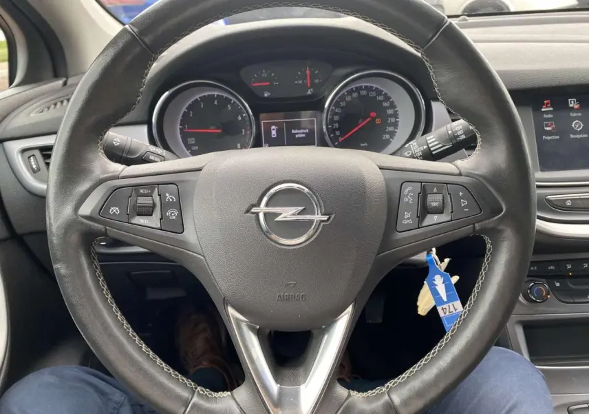 Vue intérieure centrée sur le volant noir de l'Opel Astra 2021 avec tableau de bord et écran tactile visible.