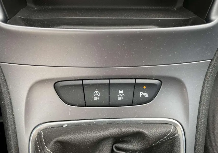 Boutons de contrôle du système d'aide au stationnement et de stabilité sur la console centrale d'une Opel Astra 2021.