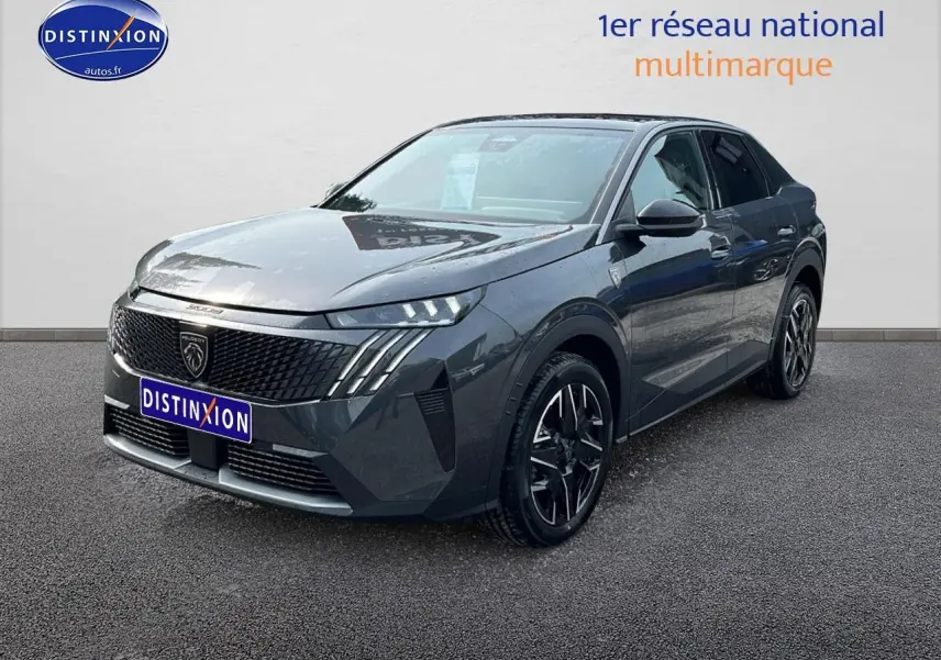 Peugeot 3008 gris en 3/4 avant droit, avec calandre noire et jantes alliage distinctives.