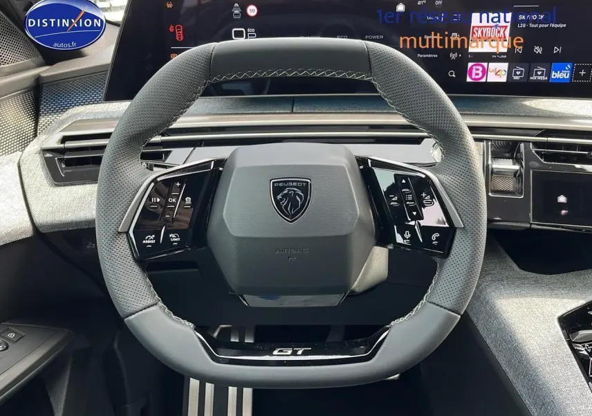 Volant cuir gris perforé en vue frontale dans le poste de conduite du Peugeot 3008 1.2 Hybrid 145 GT 2025.