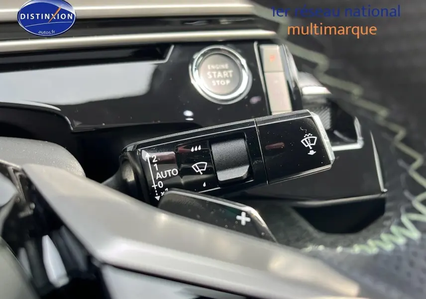 Détail intérieur du Peugeot 3008 gris 2025 montrant la commande des essuie-glaces et le bouton start/stop.