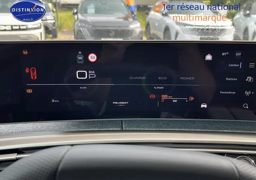 Vue du tableau de bord numérique du Peugeot 3008 gris hybride 2025, affichant les informations de conduite et de charge.