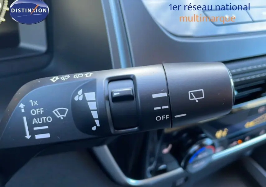 Gros plan sur la commande d’essuie-glace du Nissan Qashqai gris argile 2025, intérieur avec tableau de bord partiel.