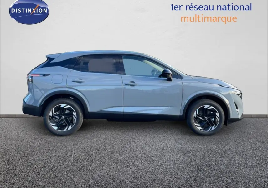 Vue de profil côté gauche du Nissan Qashqai 2025 gris argile métal avec jantes noires bicolores.