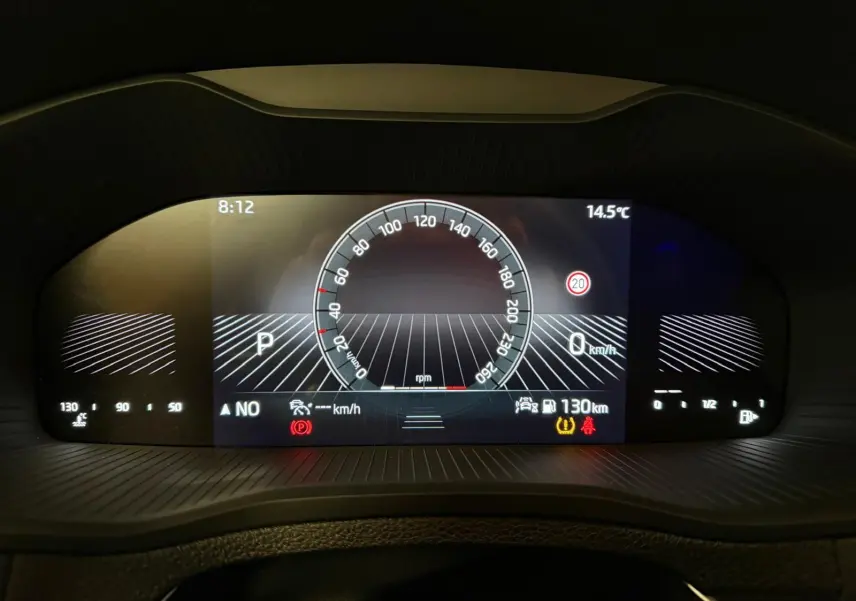 Tableau de bord numérique du Skoda Karoq 2.0 TDI bleu, affichant vitesse, température et autonomie.