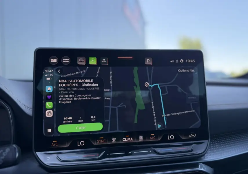 Écran tactile HD 12,9'' du système de navigation du CUPRA Formentor gris magnétique, vue intérieure centrale.