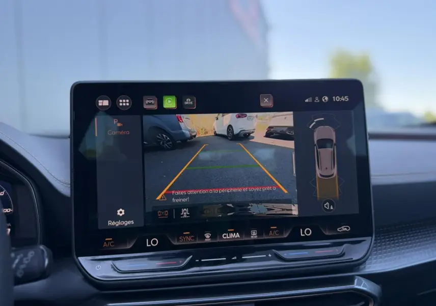 Écran tactile intérieur du Cupra Formentor 2025 montrant la caméra de recul avec interface de stationnement assisté.