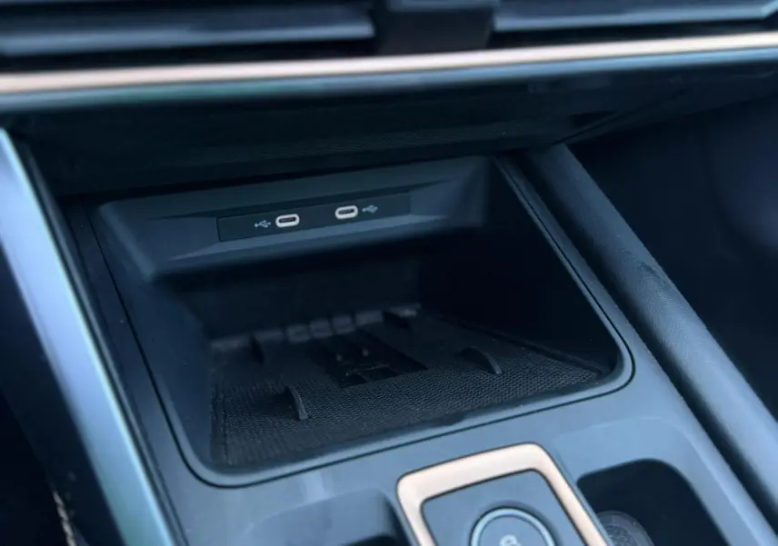Gros plan sur la console centrale noire du Cupra Formentor 2025 avec ports USB-C doubles et surface antidérapante.