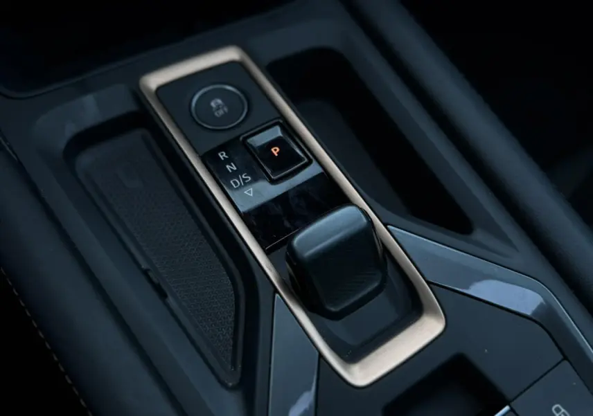 Gros plan sur la commande de boîte automatique noire avec cadre gris dans l’habitacle du CUPRA Formentor 2025.