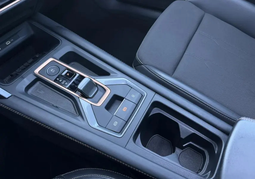 Vue rapprochée de la console centrale du CUPRA Formentor 2025, avec levier de vitesses électronique et sellerie noire.