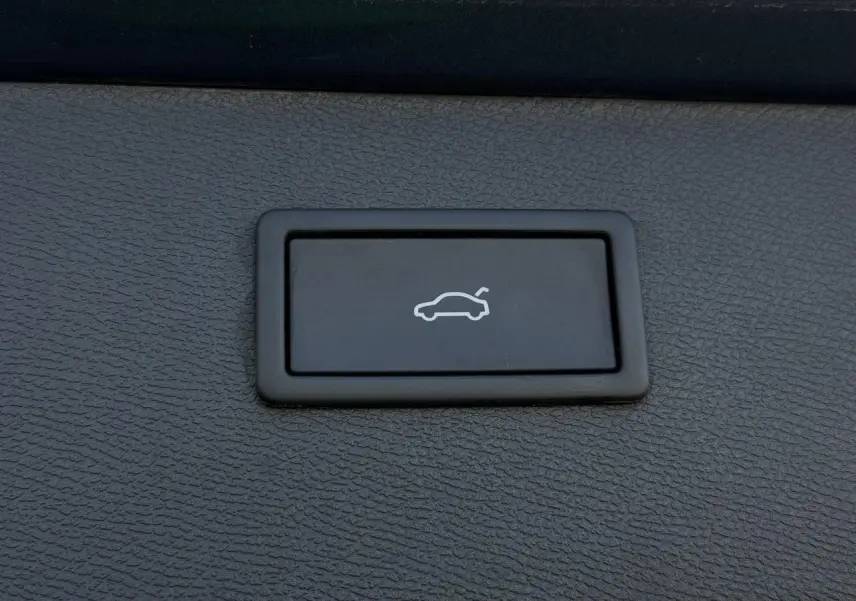 Bouton noir de hayon électrique avec pictogramme blanc, détail intérieur du CUPRA Formentor 2025.