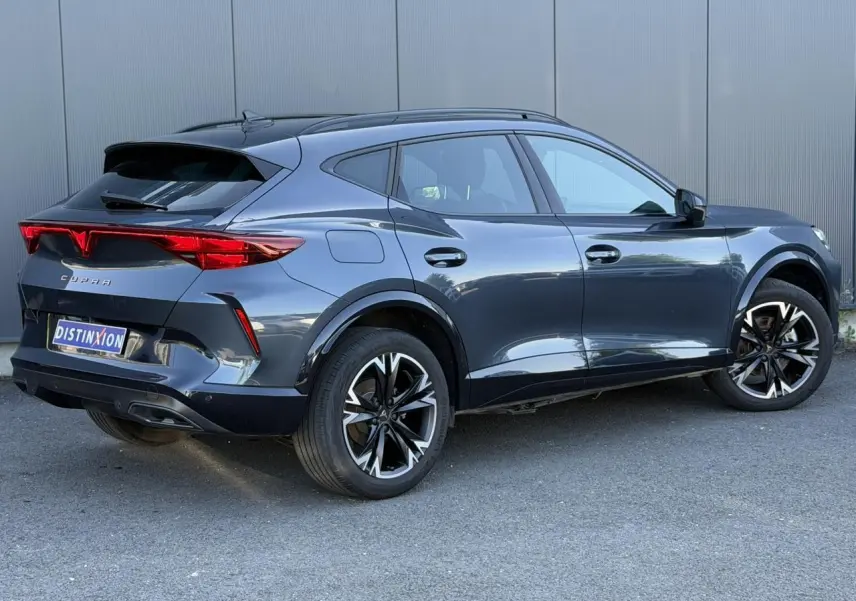 Vue 3/4 arrière droite d’un CUPRA Formentor gris magnétique avec jantes alliage 18'' Sonora et signature lumineuse Tri-LED.