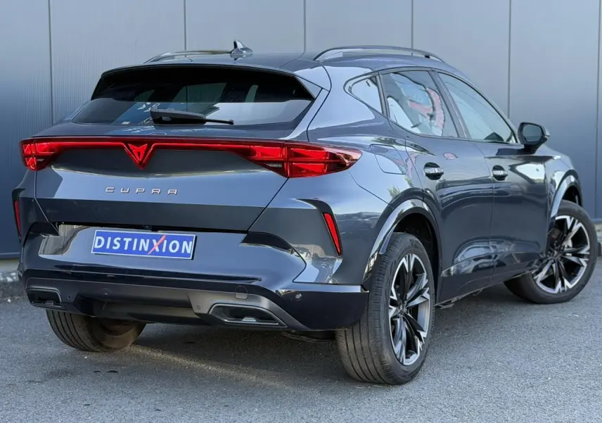 Vue 3/4 arrière droite du CUPRA Formentor gris magnétique avec feux arrière Tri-LED et jantes alliage 18 pouces Sonora.