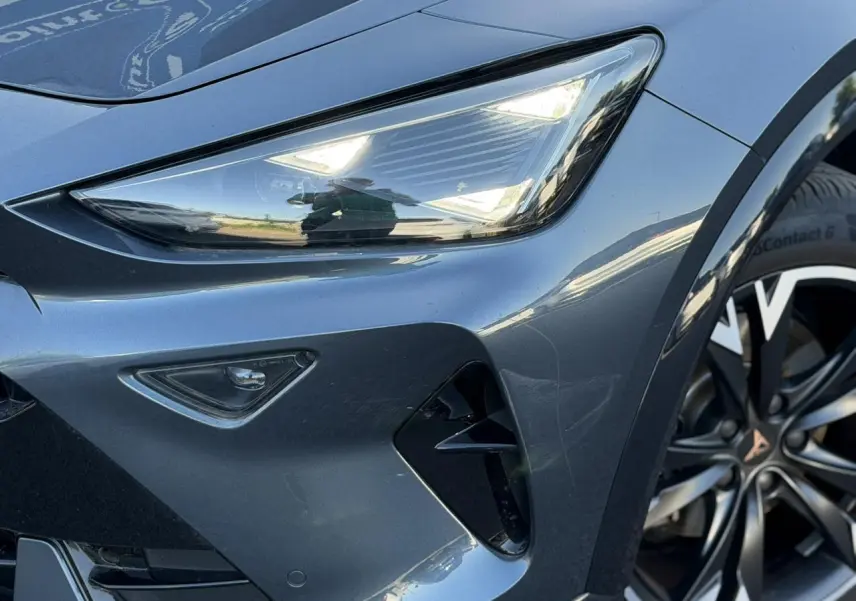 Gros plan sur l'avant droit gris magnétique du CUPRA Formentor 2025, mettant en valeur le phare Tri-LED et la jante alliage 18''.