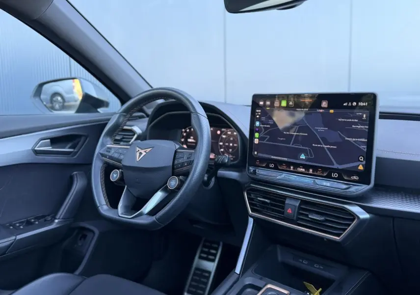 Vue intérieure côté conducteur du CUPRA Formentor 2025, volant cuir, écran tactile HD avec navigation affichée.