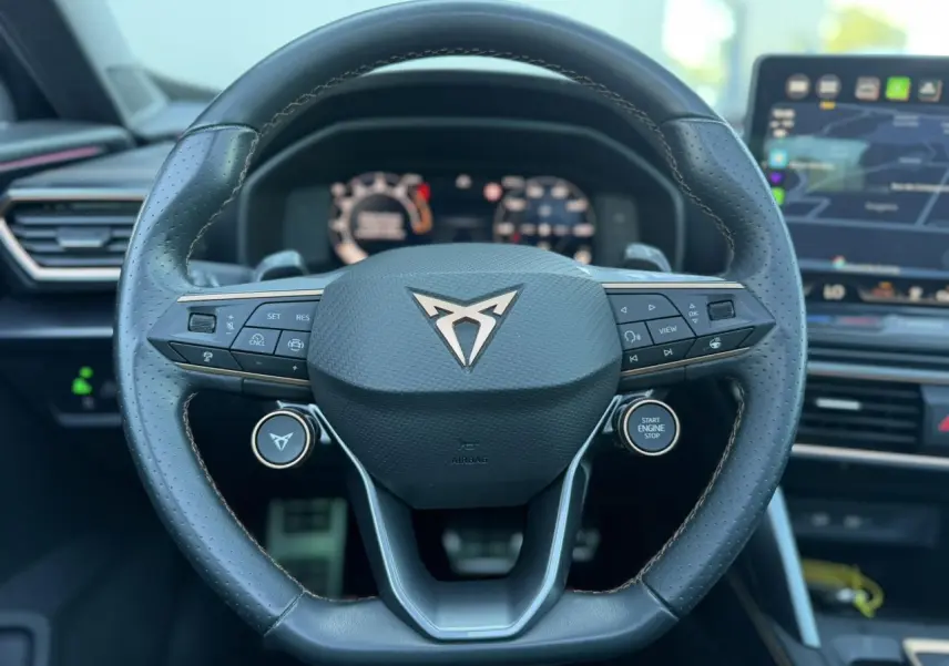 Vue rapprochée du volant cuir perforé noir avec logo CUPRA et commandes multifonctions du Formentor 2025.