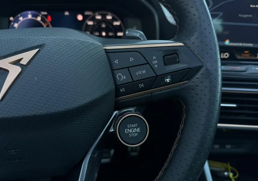 Gros plan sur le volant perforé noir du CUPRA Formentor 2025 avec boutons multifonctions et bouton Start Engine Stop.