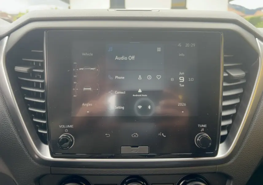 Écran tactile central de l'Isuzu D-MAX 2026 affichant l'interface Android Auto avec commandes volume et réglage.