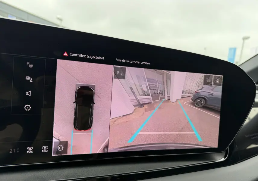 Affichage de la caméra arrière et vue 360° sur l'écran du tableau de bord de l'Audi Q6 e-tron gris nacré en marche arrière.