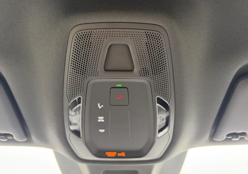 Vue en contre-plongée du plafonnier gris avec commandes SOS et éclairage intégré dans un Audi Q6 e-tron 2024.