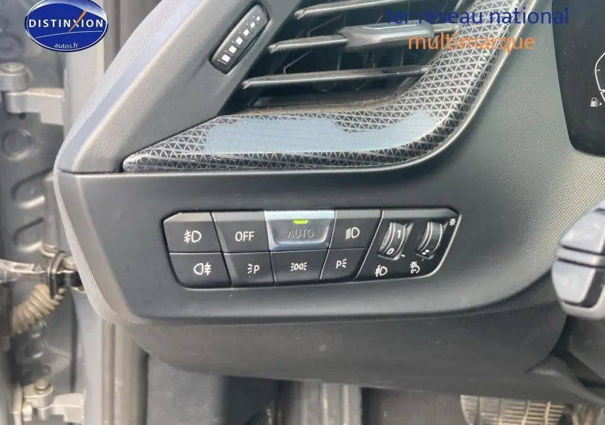 Gros plan sur les commandes d'éclairage intérieures noires de la BMW Série 1 gris foncé (f40) 118i 2023.