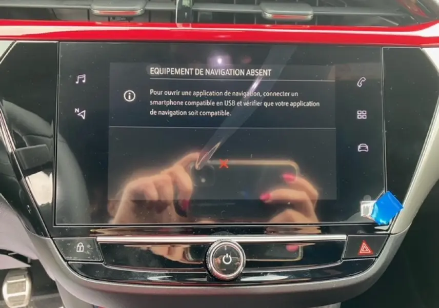 Écran tactile central de l’Opel Corsa gris Magnetic 2022 affichant un message d’équipement de navigation absent.