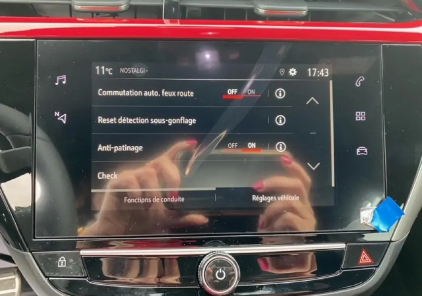 Écran tactile 7 pouces de l’Opel Corsa gris Magnetic 2022 montrant les réglages d’aide à la conduite.