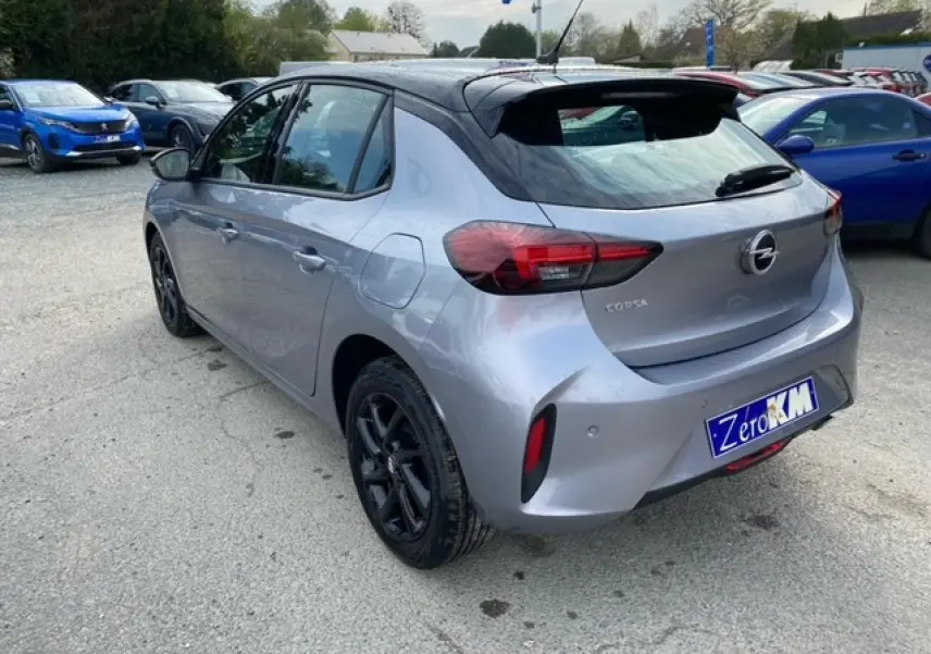 Vue 3/4 arrière gauche d'une Opel Corsa 2022 gris magnetic avec toit noir et jantes alliage noires brillantes.