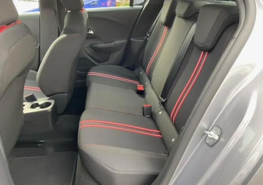 Vue côté droit de la banquette arrière noire avec surpiqûres rouges de l'Opel Corsa gris metallic 2022.