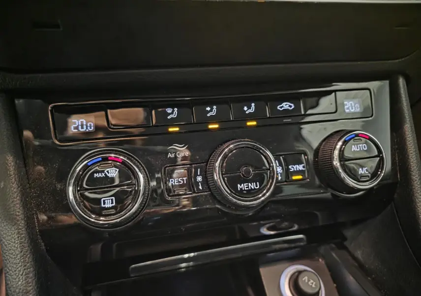 Gros plan sur la commande de climatisation bi-zone noire du Skoda Superb Combi blanc de 2018 avec affichage digital.