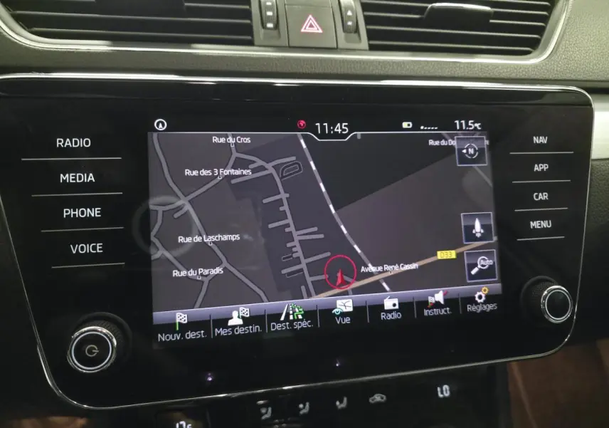 Écran tactile central du tableau de bord de la Skoda Superb Combi blanc, affichant la navigation GPS.